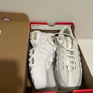 NIKE AIR MAX Size 6.5 Women’s 5.5 Y